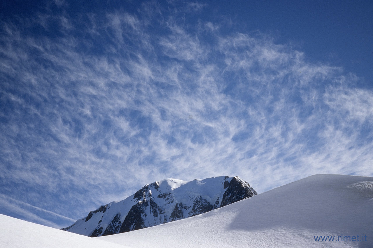 Cirrus fibratus intortus